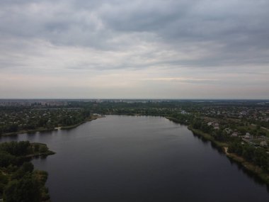 Yüksekten güzel bir manzara. Kara ve nehir yukarıdan.