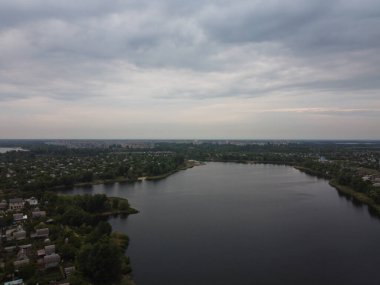 Yüksekten güzel bir manzara. Kara ve nehir yukarıdan.