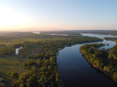Yüksekten güzel bir manzara. Kara ve nehir yukarıdan.
