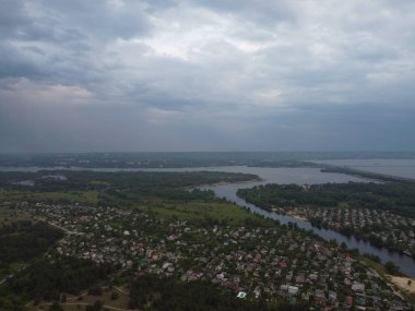 Yüksekten güzel bir manzara. Kara ve nehir yukarıdan.