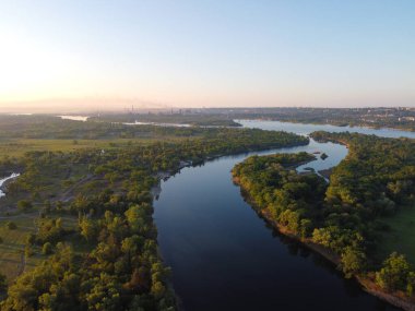 Yüksekten güzel bir manzara. Kara ve nehir yukarıdan.