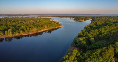Yüksekten güzel bir manzara. Kara ve nehir yukarıdan.