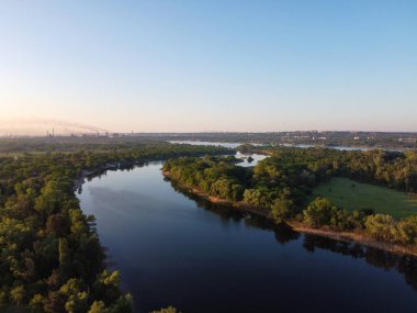Yüksekten güzel bir manzara. Kara ve nehir yukarıdan.