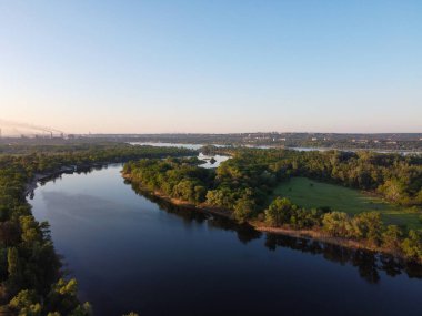 Yüksekten güzel bir manzara. Kara ve nehir yukarıdan.