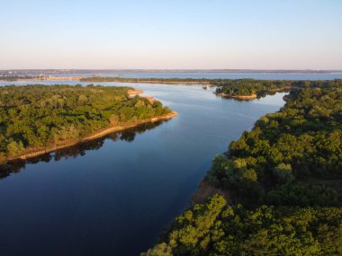 Yüksekten güzel bir manzara. Kara ve nehir yukarıdan.