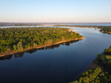 Yüksekten güzel bir manzara. Kara ve nehir yukarıdan.
