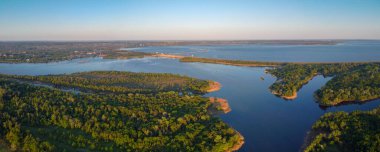 Yüksekten güzel bir manzara. Kara ve nehir yukarıdan.