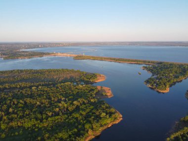 Yüksekten güzel bir manzara. Kara ve nehir yukarıdan.