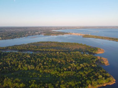 Yüksekten güzel bir manzara. Kara ve nehir yukarıdan.