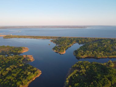 Yüksekten güzel bir manzara. Kara ve nehir yukarıdan.