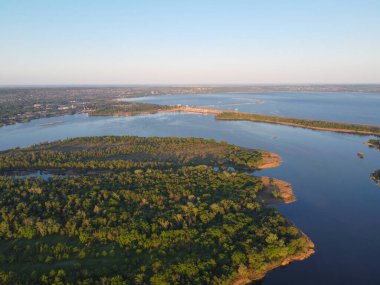 Yüksekten güzel bir manzara. Kara ve nehir yukarıdan.