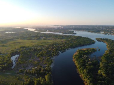 Yüksekten güzel bir manzara. Kara ve nehir yukarıdan.