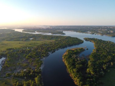 Yüksekten güzel bir manzara. Kara ve nehir yukarıdan.
