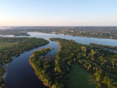 Yüksekten güzel bir manzara. Kara ve nehir yukarıdan.