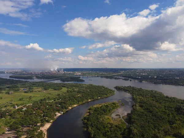 Yüksekten güzel bir manzara. Kara ve nehir yukarıdan.