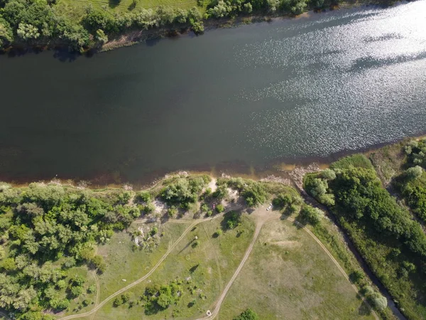 Yüksekten güzel bir manzara. Kara ve nehir yukarıdan.