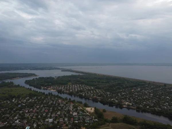Yüksekten güzel bir manzara. Kara ve nehir yukarıdan.