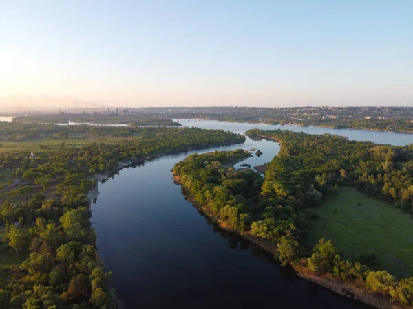 Yüksekten güzel bir manzara. Kara ve nehir yukarıdan.
