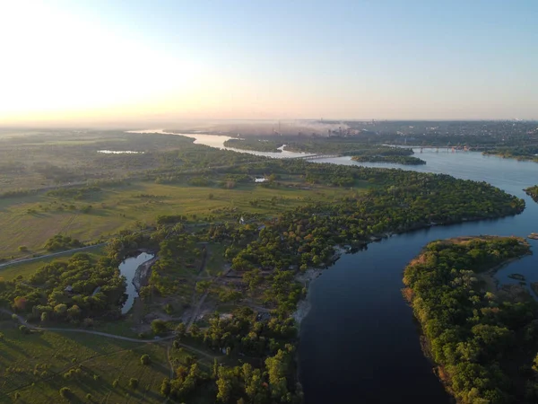 Yüksekten güzel bir manzara. Kara ve nehir yukarıdan.