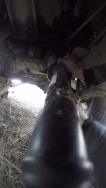 POV sous voiture homme réparation hélice arbre — Video