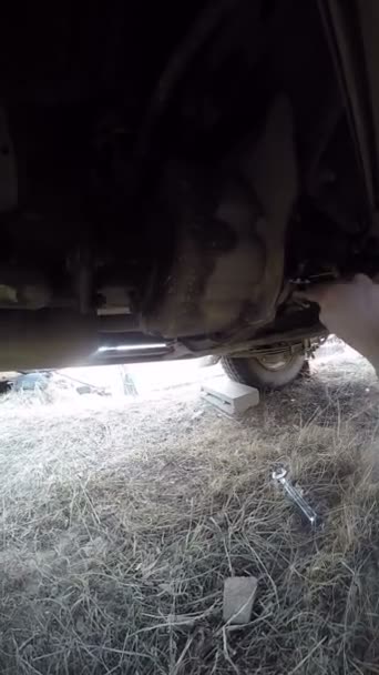 POV debajo del eje de la hélice de reparación del hombre del coche — Vídeos de Stock