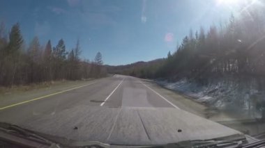 Banliyö yol. Araba cam göster