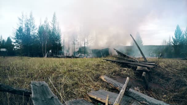 失火的房子附近森林全高清 — 图库视频影像