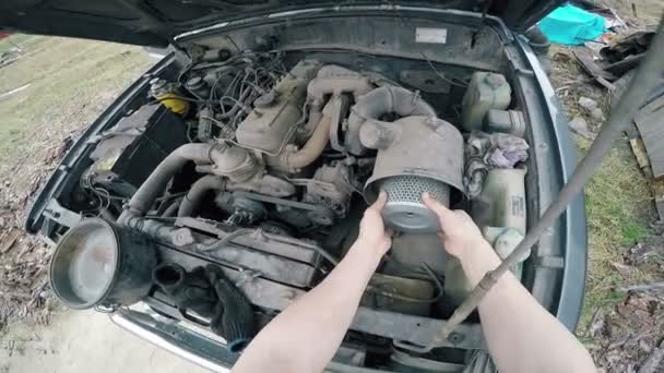 POV człowiek niezdarnie stare maszyny w komorze silnika. — Wideo stockowe