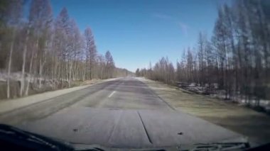 Banliyö yol. Araba cam göster