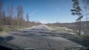 Banliyö yol. Araba cam göster