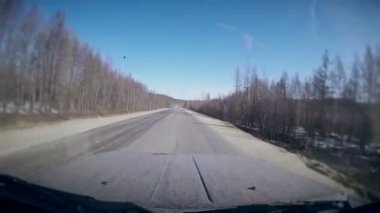 Banliyö yol. Araba cam göster