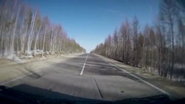 Banliyö yol. Araba cam göster