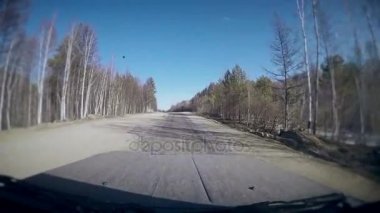 Banliyö yol. Araba cam göster