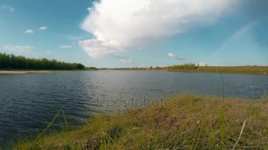 Yaz nehir güneşli günde. Doğa arka plan.