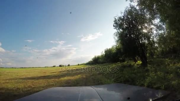 Vue de la voiture. Voyage d'été sur la route hors route dans la journée ensoleillée. 4K — Video