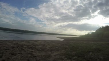 Yaz günü nehir kenarı 4k