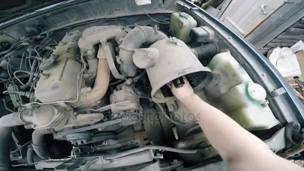 POV ember matatott a régi gép, a motortérben. — Stock videók