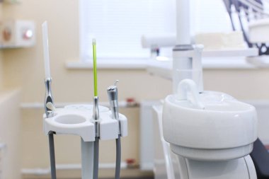Dişçi kliniğinde. Dişçi ekipmanları.