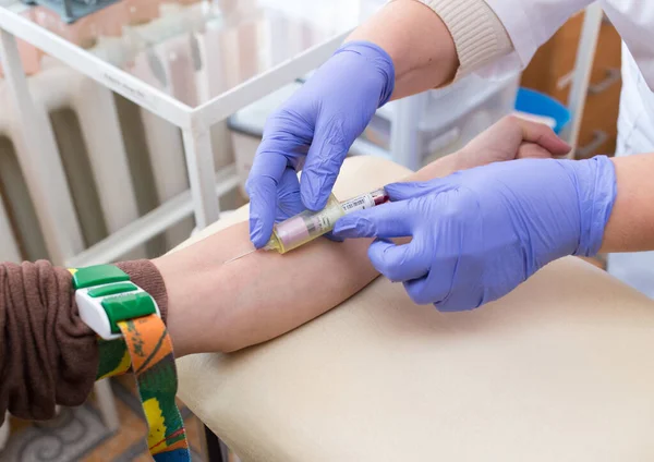 Damardan kan örneği alınıyor.