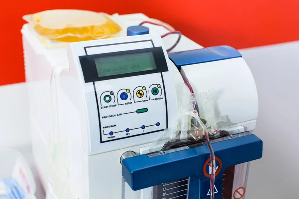 Kan nakli laboratuvarında yüksek teknolojili plazma sökücü..