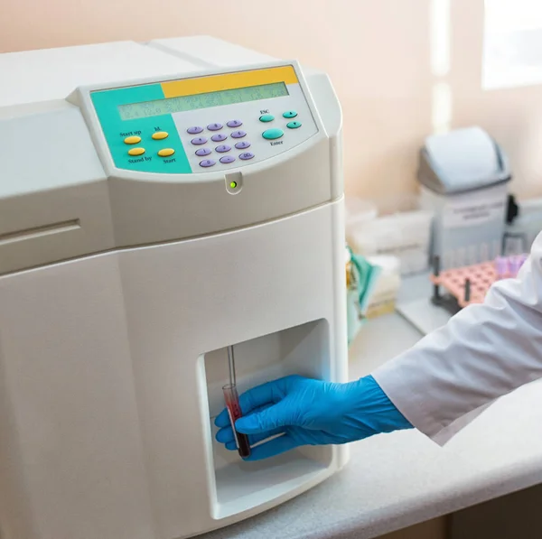 Analizador Automático Bioquímico Alta Tecnología Laboratorio Transfusión Sangre Fotos de stock libres de derechos