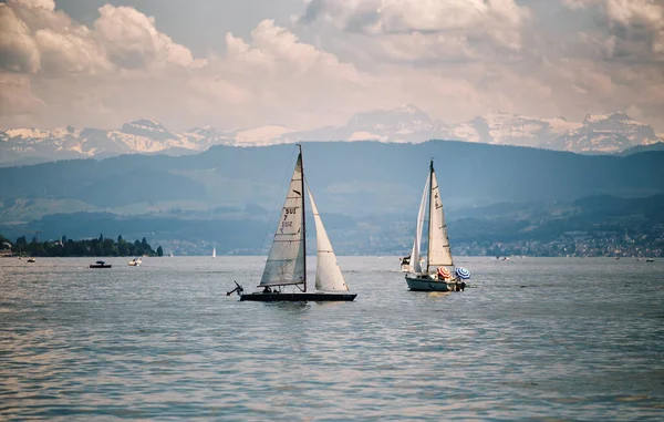 Dağ manzarasının arka planında tekneler