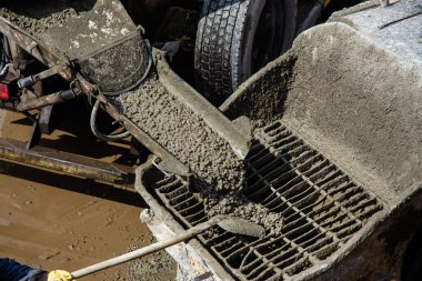 İnşaat alanına beton dökmek. Beton, beton karıştırıcıdan beton pompaya kadar besleniyor..