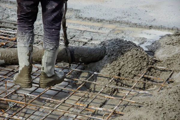 Nesnenin üzerine beton dökülüyor