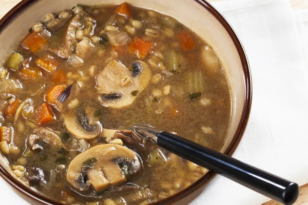 Zuppa di funghi d'orzo con cucchiaio — Foto Stock