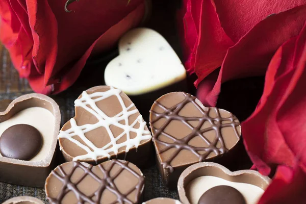 Chocolates y rosas — Foto de Stock