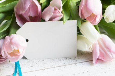 pembe ve beyaz laleler