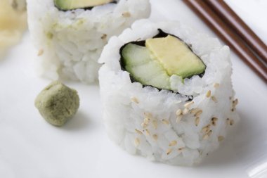 Bir Vegan suşi Roll