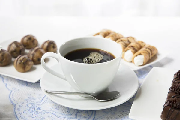 Koffiepause met snoep — Stockfoto
