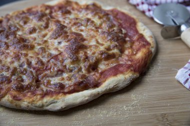 Yakın çekim peynir ve jambon pizza